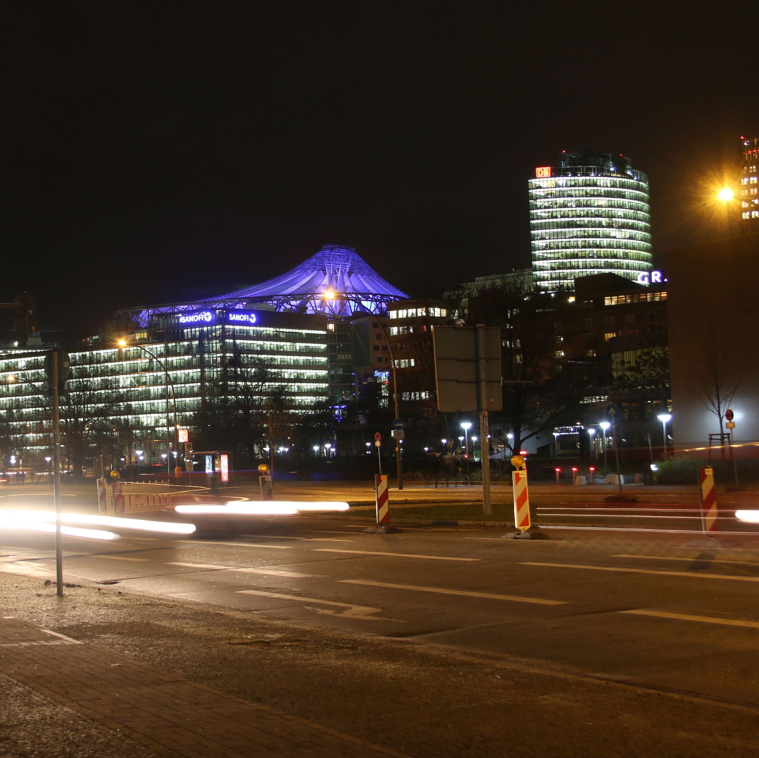Sony-Center bei Nacht